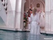 Невесту ебут возле бассейна